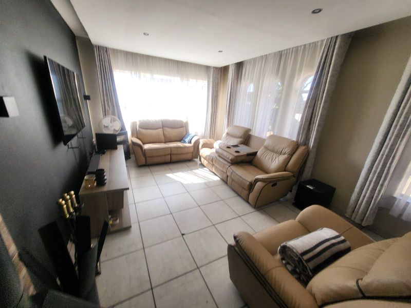 Beautiful & Specious 3-Bedroom Family Home with Swimming Pool in Roseacre - Photo 4
