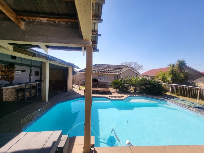 Beautiful & Specious 3-Bedroom Family Home with Swimming Pool in Roseacre - Photo 1