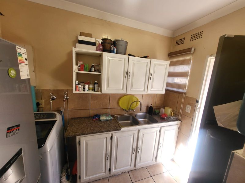 Beautiful & Specious 3-Bedroom Family Home with Swimming Pool in Roseacre - Photo 3