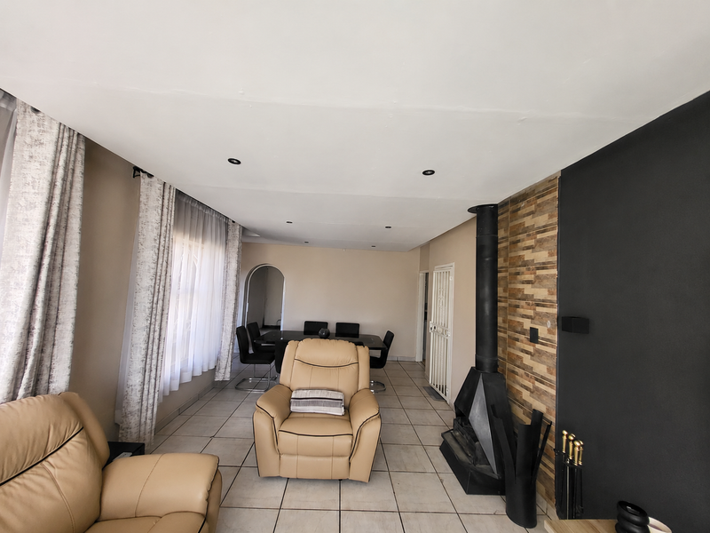 Beautiful & Specious 3-Bedroom Family Home with Swimming Pool in Roseacre - Photo 9
