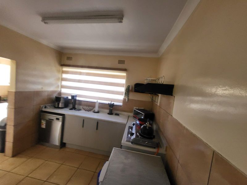 Beautiful & Specious 3-Bedroom Family Home with Swimming Pool in Roseacre - Photo 8