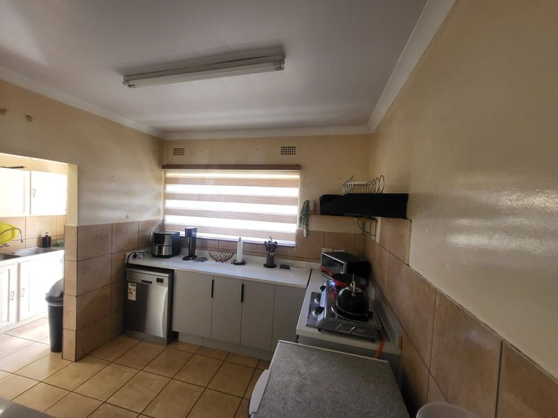 Beautiful & Specious 3-Bedroom Family Home with Swimming Pool in Roseacre - Photo 7