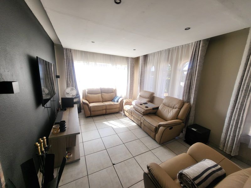 Beautiful & Specious 3-Bedroom Family Home with Swimming Pool in Roseacre - Photo 6