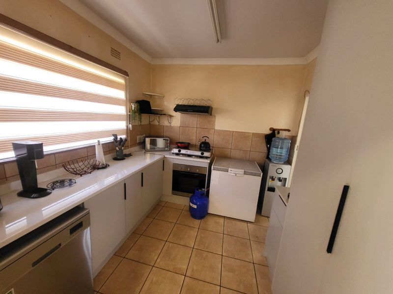 Beautiful & Specious 3-Bedroom Family Home with Swimming Pool in Roseacre - Photo 2
