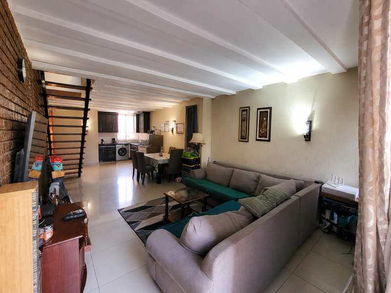 Modern 2-Bedroom Double story Townhouse for Sale in Prestigious Linmeyer Garden Village - Photo 3
