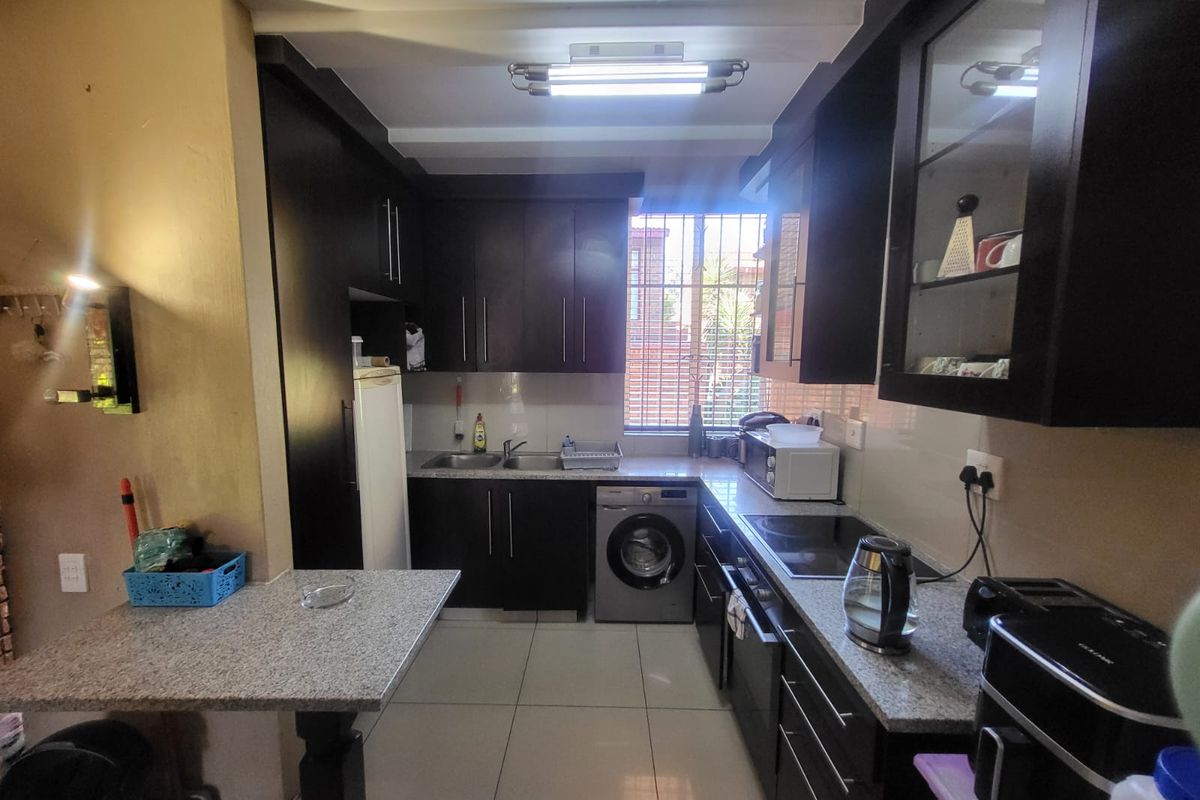 Modern 2-Bedroom Double story Townhouse for Sale in Prestigious Linmeyer Garden Village - Photo 5