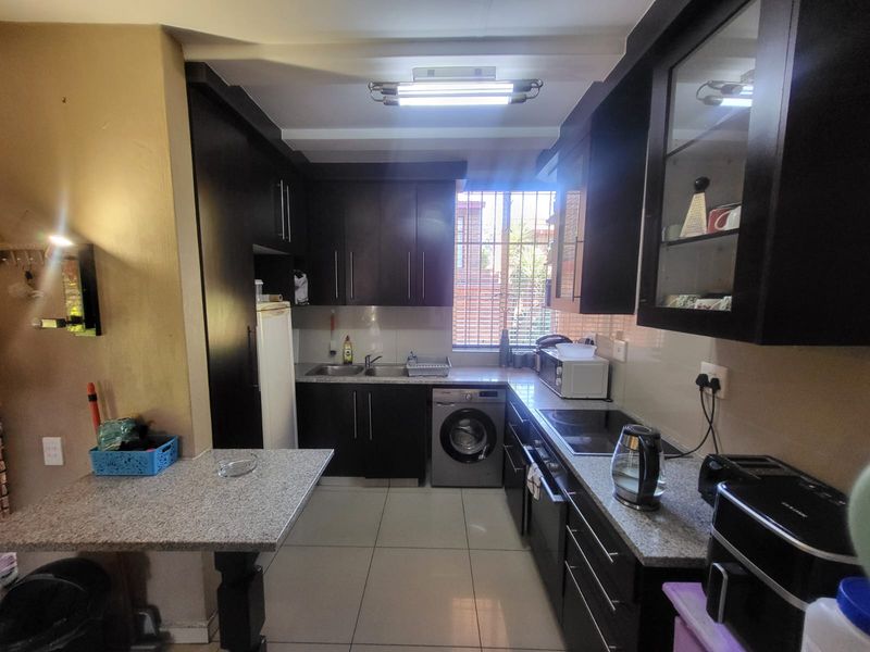 Modern 2-Bedroom Double story Townhouse for Sale in Prestigious Linmeyer Garden Village - Photo 1