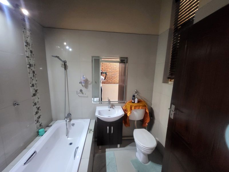 Modern 2-Bedroom Double story Townhouse for Sale in Prestigious Linmeyer Garden Village - Photo 8