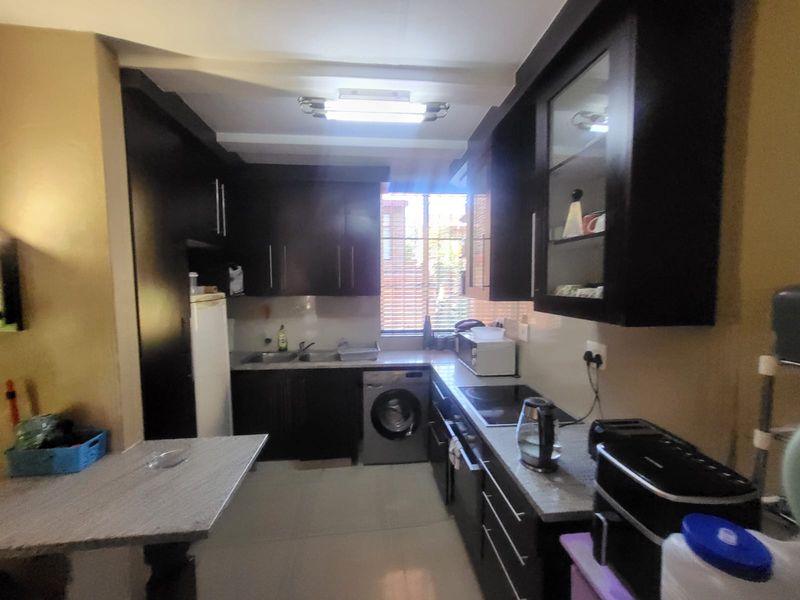 Modern 2-Bedroom Double story Townhouse for Sale in Prestigious Linmeyer Garden Village - Photo 2