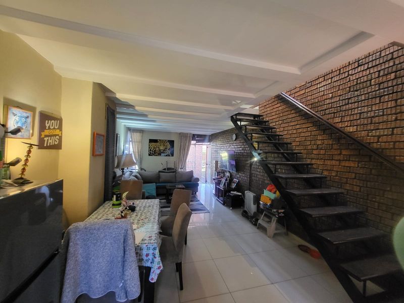 Modern 2-Bedroom Double story Townhouse for Sale in Prestigious Linmeyer Garden Village - Photo 4