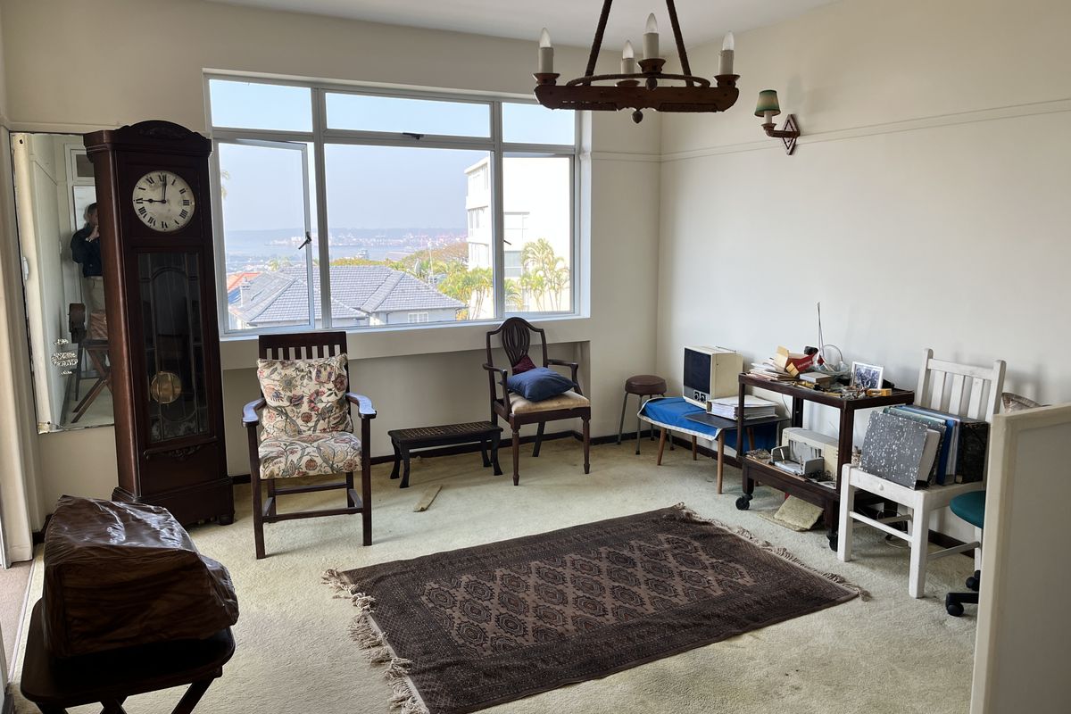 Top Floor Corner Apartment with Exceptional Views – First Time Available in Over 30 Years! - Photo 3