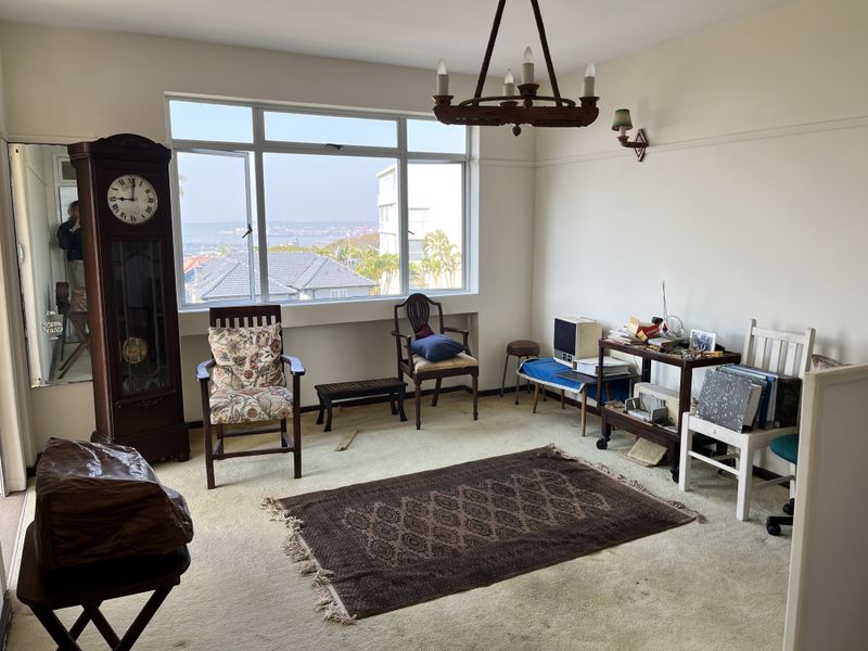 Top Floor Corner Apartment with Exceptional Views – First Time Available in Over 30 Years! - Photo 3
