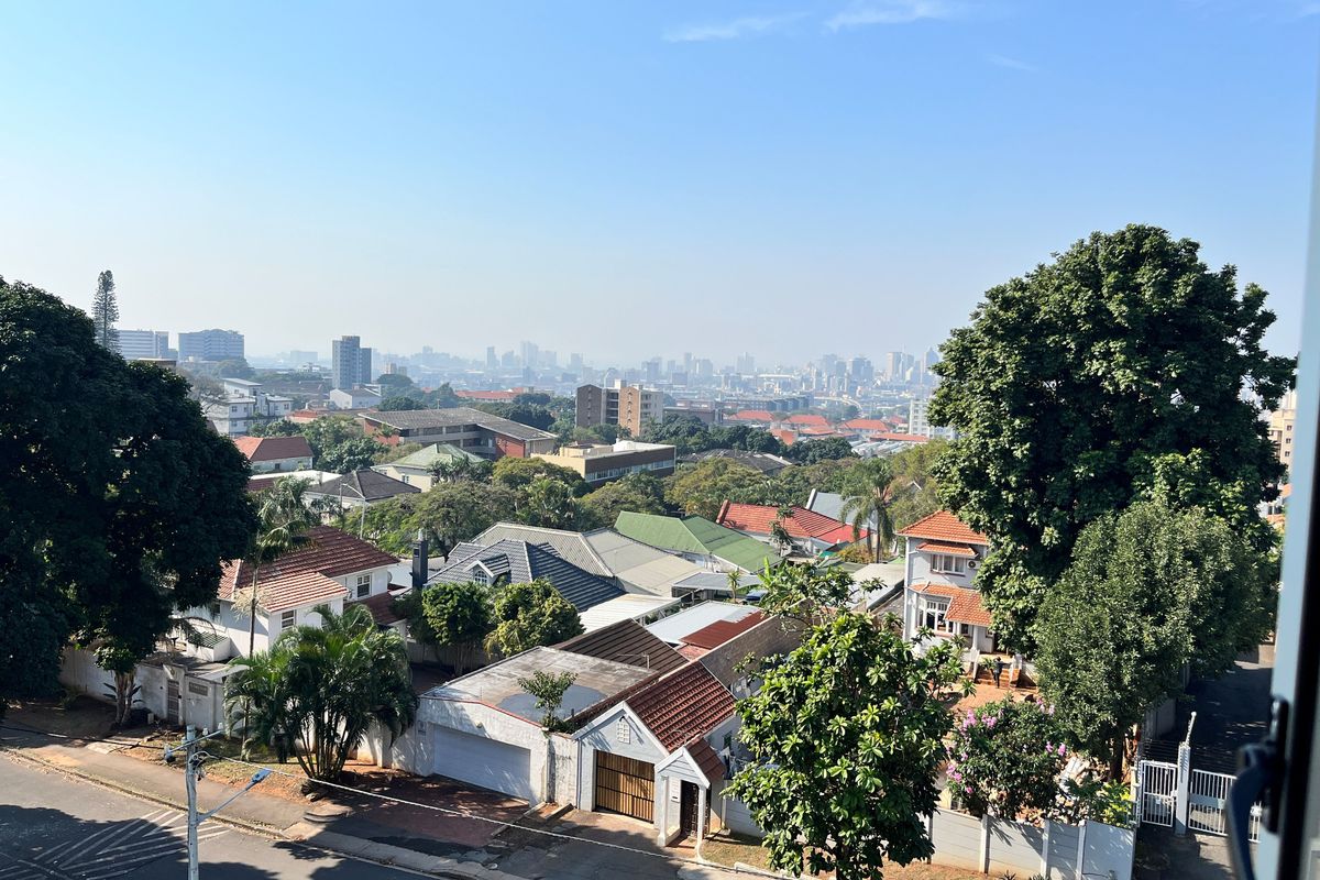 Top Floor Corner Apartment with Exceptional Views – First Time Available in Over 30 Years! - Photo 4