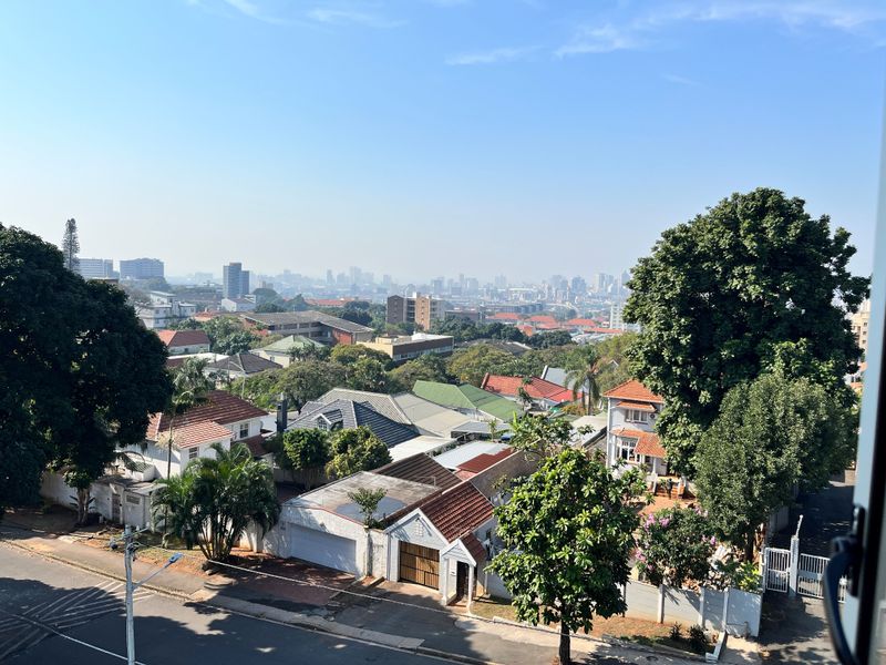 Top Floor Corner Apartment with Exceptional Views – First Time Available in Over 30 Years! - Photo 4