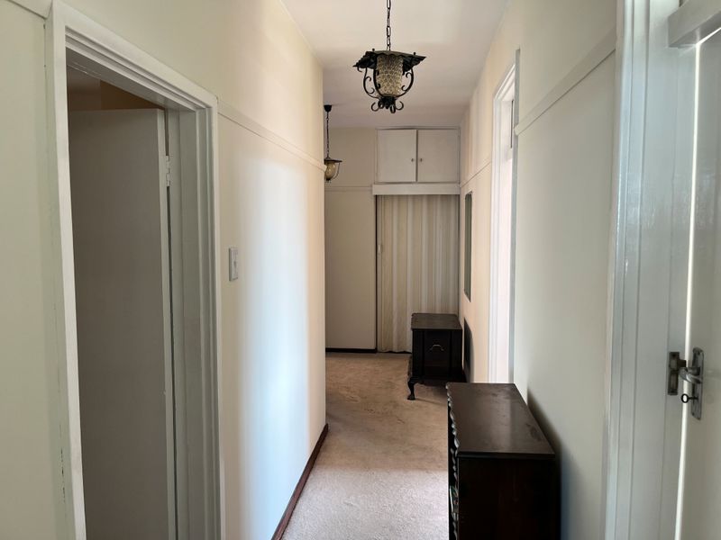 Top Floor Corner Apartment with Exceptional Views – First Time Available in Over 30 Years! - Photo 10