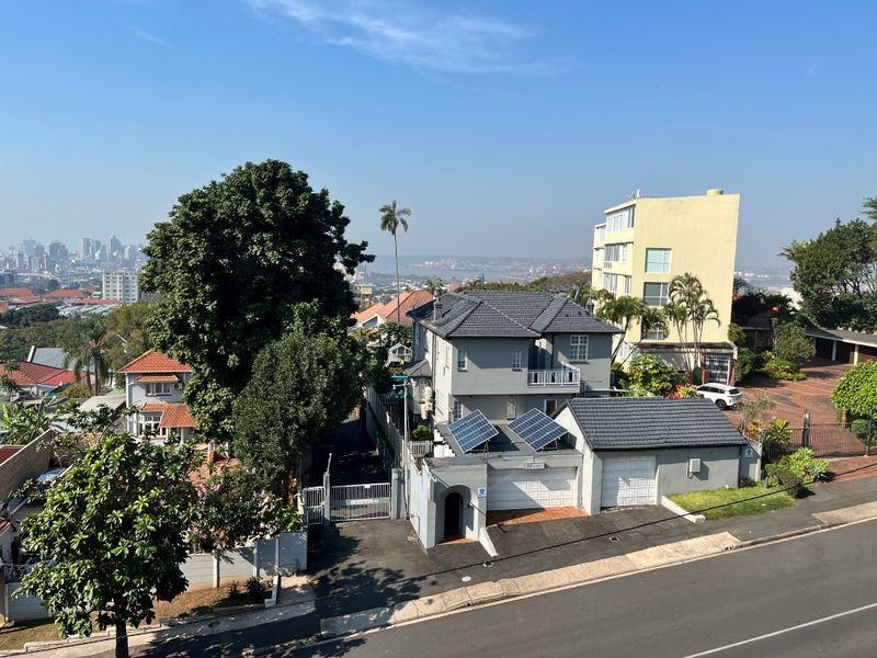 Top Floor Corner Apartment with Exceptional Views – First Time Available in Over 30 Years! - Photo 9