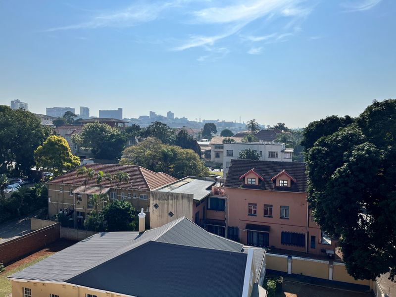 Top Floor Corner Apartment with Exceptional Views – First Time Available in Over 30 Years! - Photo 8