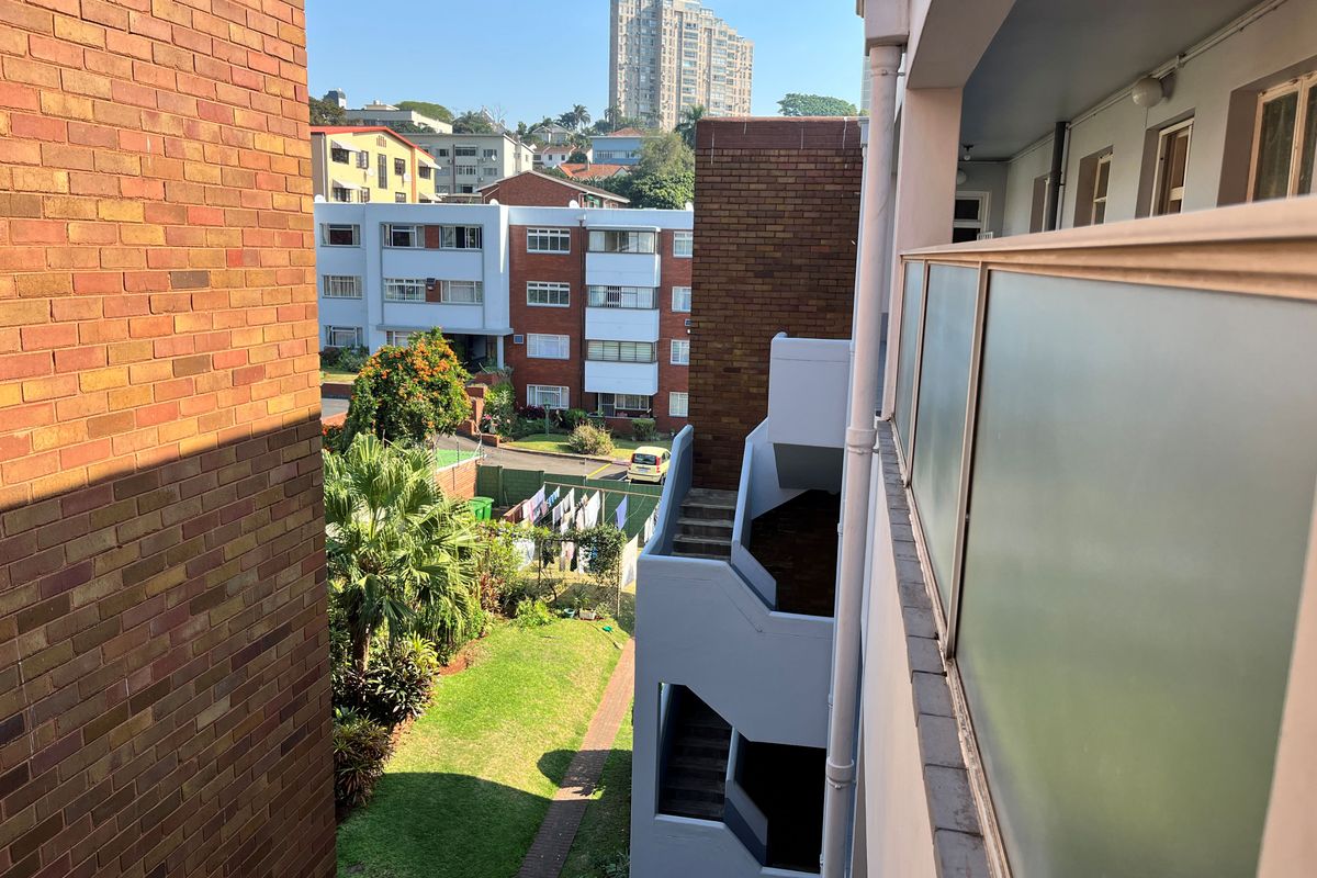 Top Floor Corner Apartment with Exceptional Views – First Time Available in Over 30 Years! - Photo 5