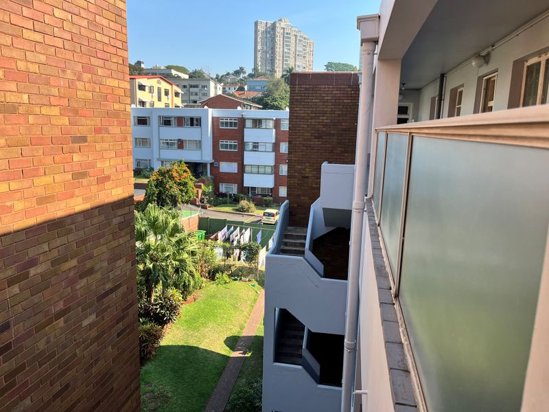 Top Floor Corner Apartment with Exceptional Views – First Time Available in Over 30 Years! - Photo 5