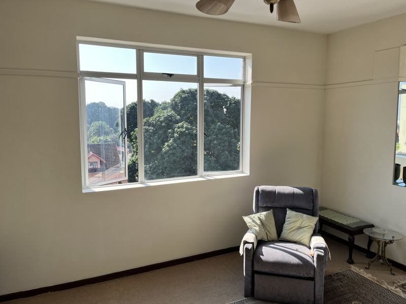 Top Floor Corner Apartment with Exceptional Views – First Time Available in Over 30 Years! - Photo 7