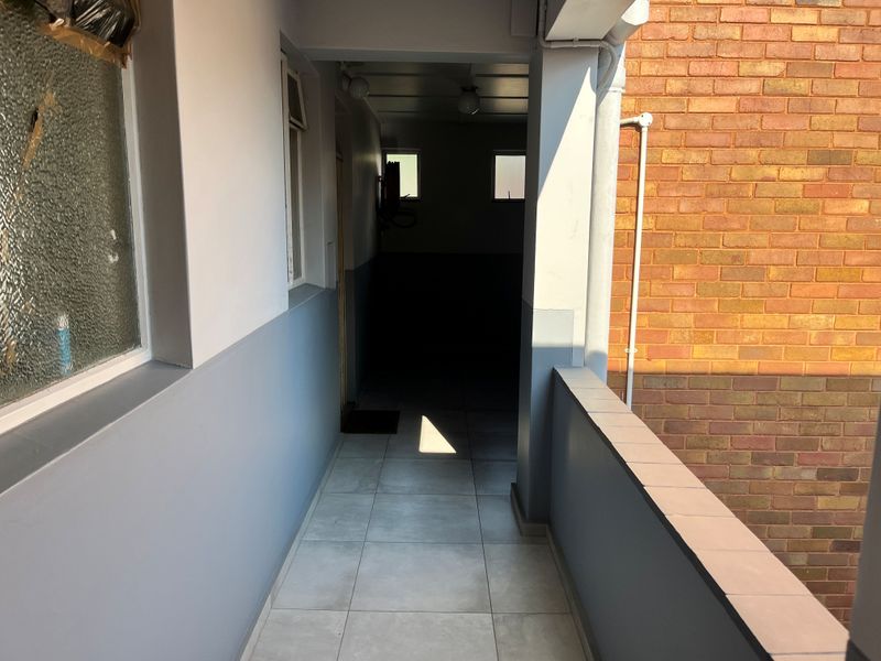 Top Floor Corner Apartment with Exceptional Views – First Time Available in Over 30 Years! - Photo 6