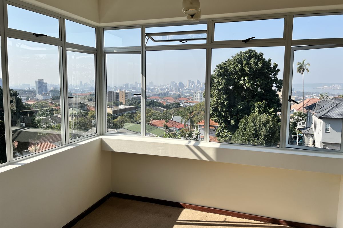 Top Floor Corner Apartment with Exceptional Views – First Time Available in Over 30 Years! - Photo 2