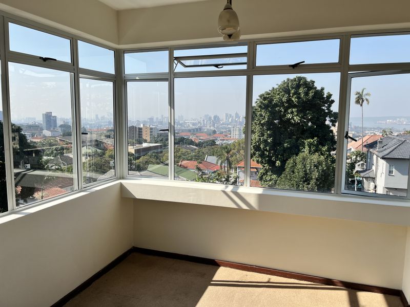 Top Floor Corner Apartment with Exceptional Views – First Time Available in Over 30 Years! - Photo 2