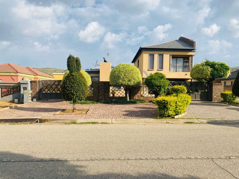 Spacious Double-Storey Living in Peaceful Kirkney - Photo 2