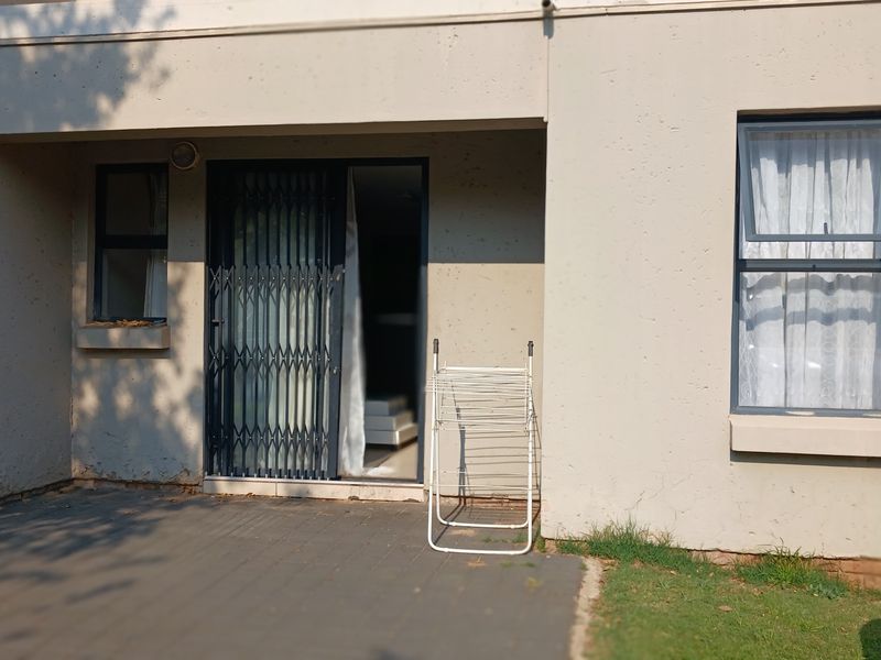 Modern 2 bedroom property for sale in The Stewards. - Photo 3