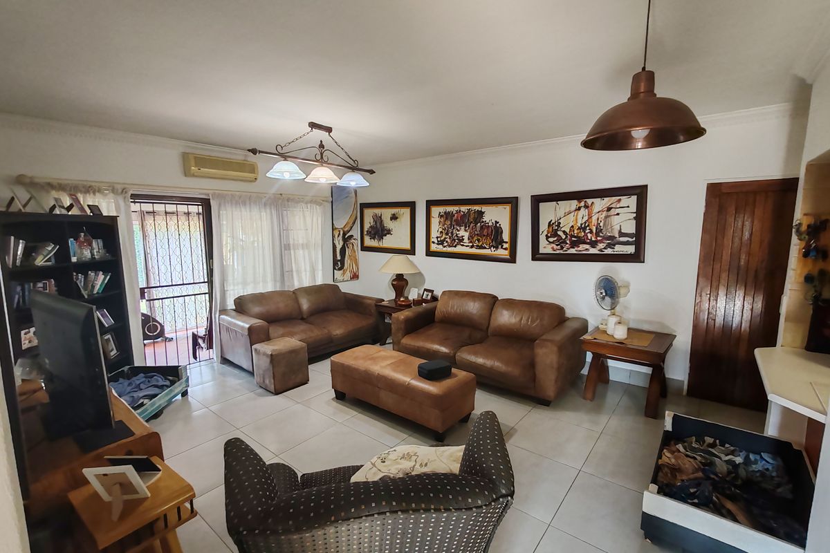 Modern 2-Bedroom Home with En-Suite, Garage & Communal Pool - Photo 4