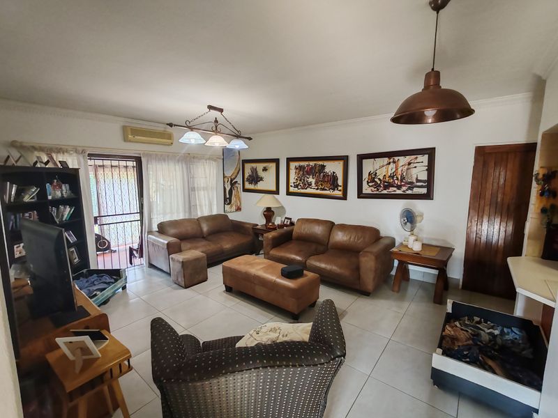 Modern 2-Bedroom Home with En-Suite, Garage & Communal Pool - Photo 4