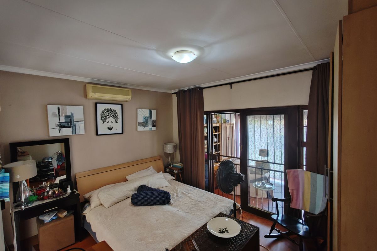 Modern 2-Bedroom Home with En-Suite, Garage & Communal Pool - Photo 5