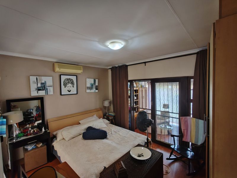 Modern 2-Bedroom Home with En-Suite, Garage & Communal Pool - Photo 5