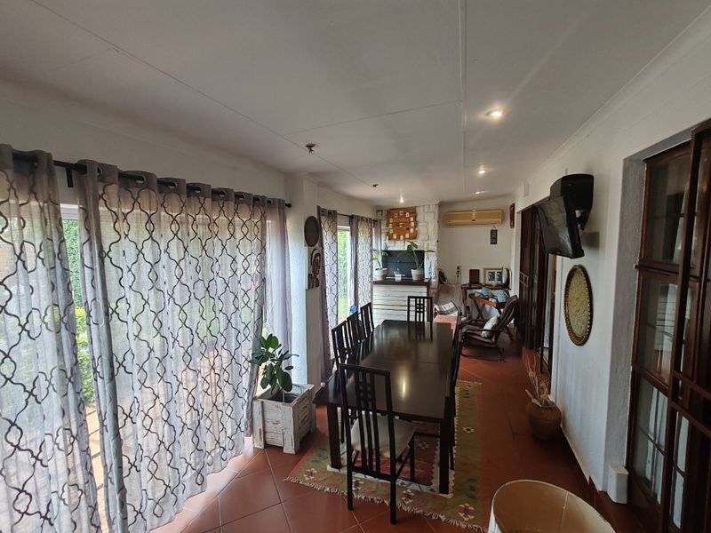 Modern 2-Bedroom Home with En-Suite, Garage & Communal Pool - Photo 9
