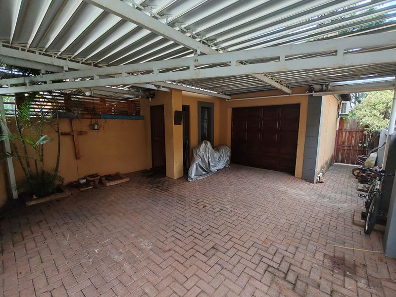 Modern 2-Bedroom Home with En-Suite, Garage & Communal Pool - Photo 10