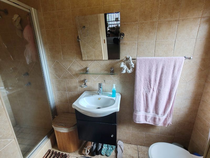 Modern 2-Bedroom Home with En-Suite, Garage & Communal Pool - Photo 8