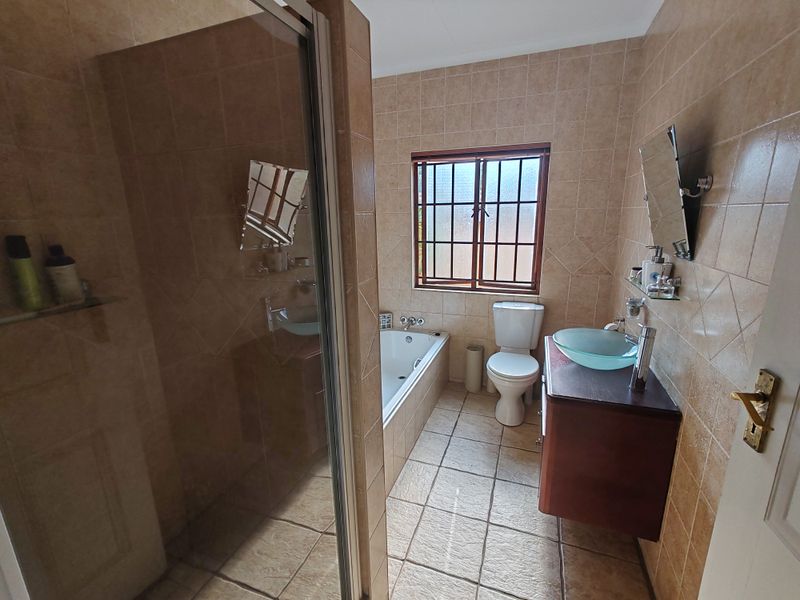 Modern 2-Bedroom Home with En-Suite, Garage & Communal Pool - Photo 7