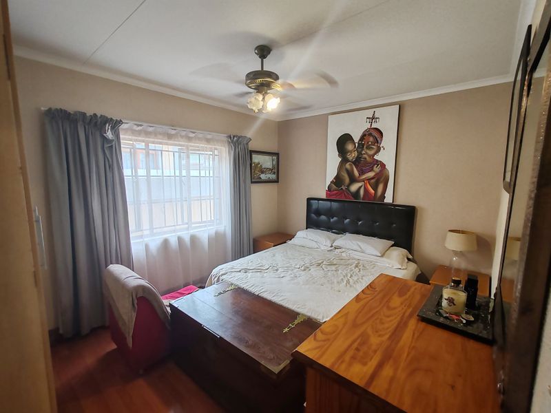 Modern 2-Bedroom Home with En-Suite, Garage & Communal Pool - Photo 6