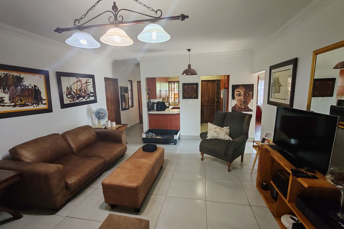 Modern 2-Bedroom Home with En-Suite, Garage & Communal Pool - Photo 3