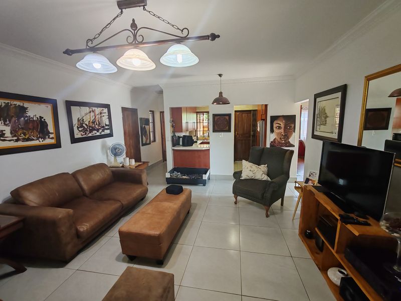 Modern 2-Bedroom Home with En-Suite, Garage & Communal Pool - Photo 3