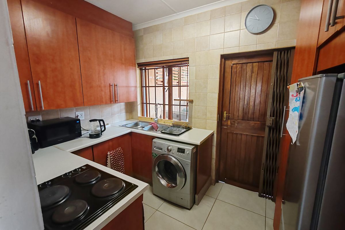 Modern 2-Bedroom Home with En-Suite, Garage & Communal Pool - Photo 2