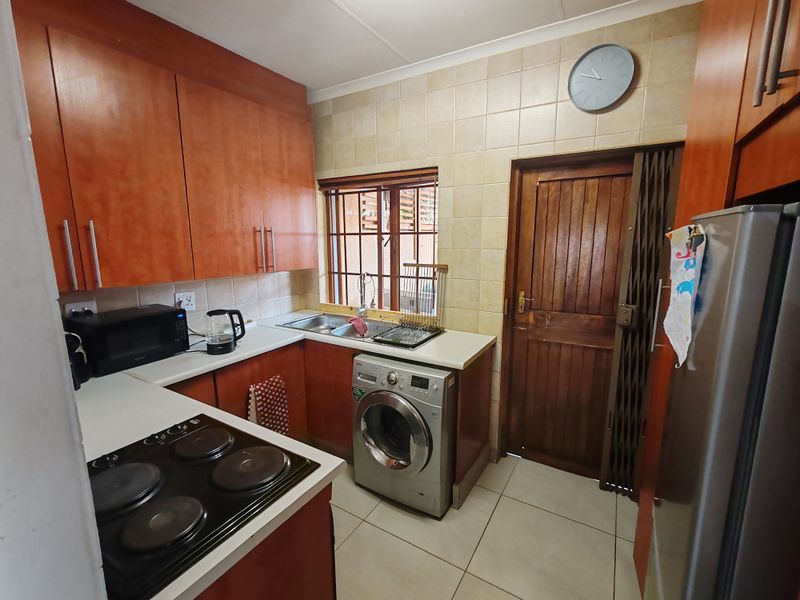 Modern 2-Bedroom Home with En-Suite, Garage & Communal Pool - Photo 2