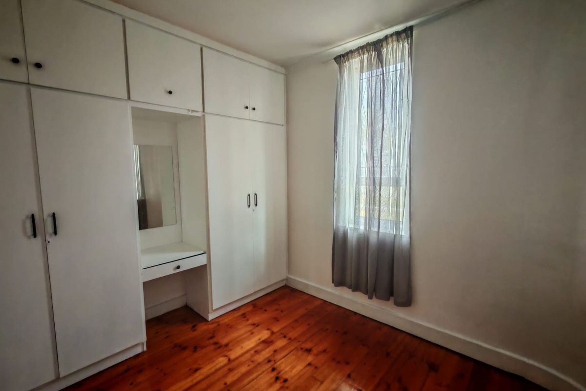SPACIOUS THREE BEDROOM APARTMENT OPPOSITE THE BEACH - Photo 4