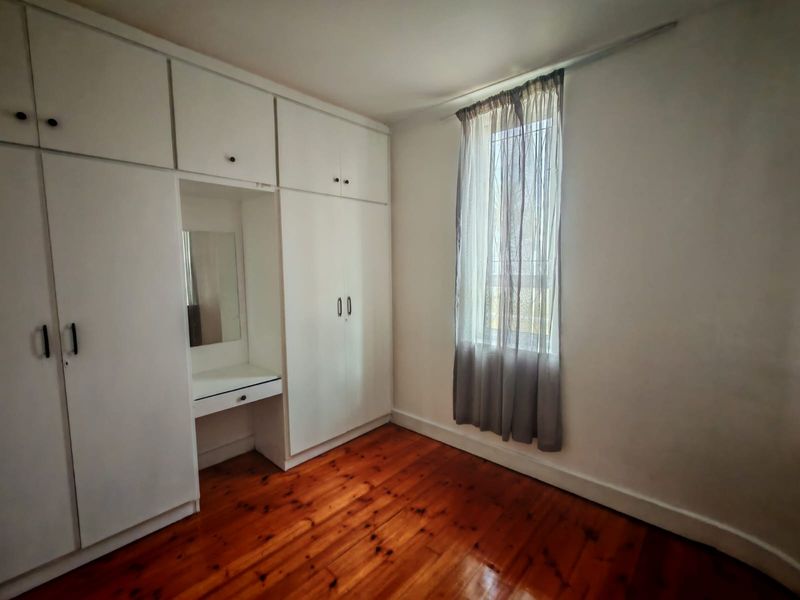 SPACIOUS THREE BEDROOM APARTMENT OPPOSITE THE BEACH - Photo 4
