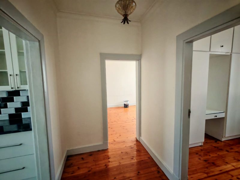 SPACIOUS THREE BEDROOM APARTMENT OPPOSITE THE BEACH - Photo 2