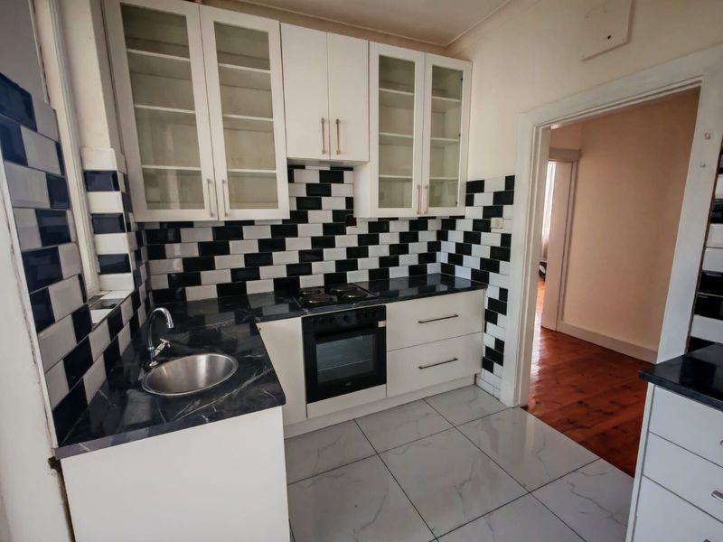 SPACIOUS THREE BEDROOM APARTMENT OPPOSITE THE BEACH - Photo 10