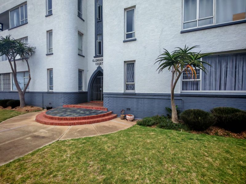 SPACIOUS THREE BEDROOM APARTMENT OPPOSITE THE BEACH - Photo 1
