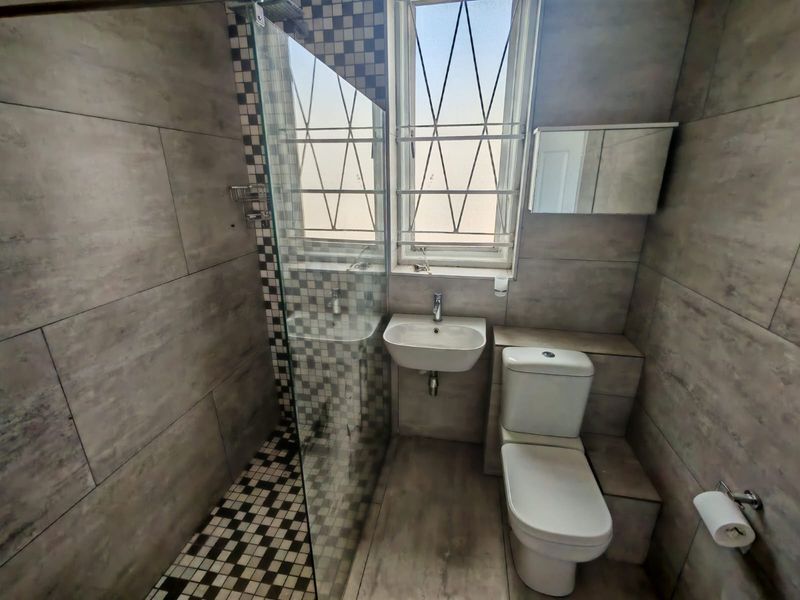SPACIOUS THREE BEDROOM APARTMENT OPPOSITE THE BEACH - Photo 9