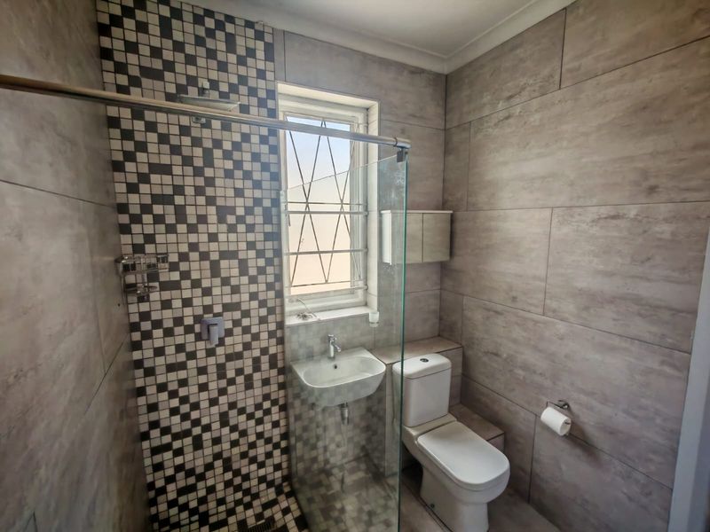 SPACIOUS THREE BEDROOM APARTMENT OPPOSITE THE BEACH - Photo 8