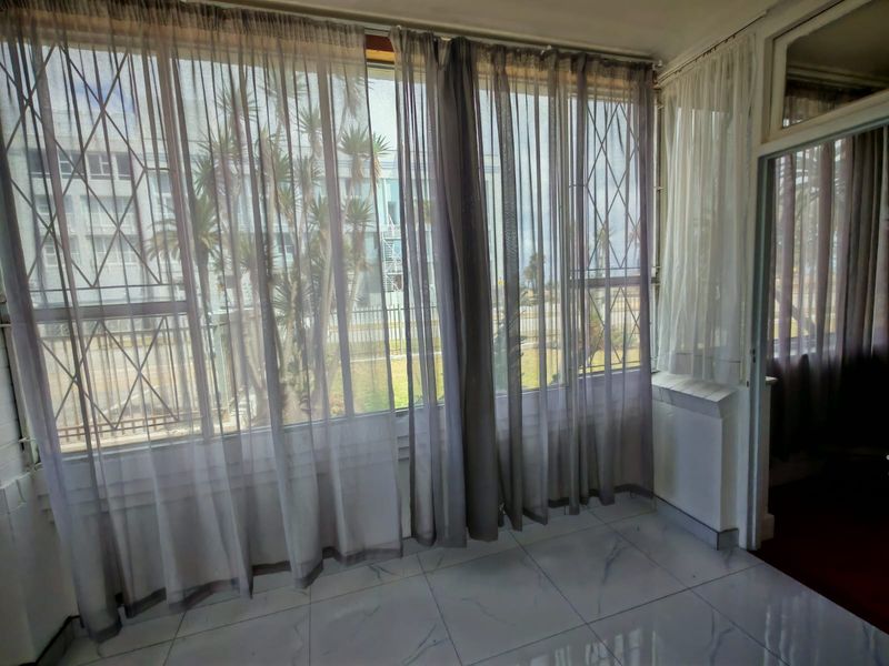 SPACIOUS THREE BEDROOM APARTMENT OPPOSITE THE BEACH - Photo 7